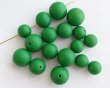 画像1: ヴィンテージ/日本/プラ塗装ビーズ/マットグリーン(1個) (1)