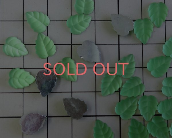 画像2: ns372/ヴィンテージ/ドイツ/ガラスカボション/ミニフロストリーフ/ペリドット(1個) (2)