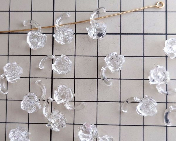 画像2: ヴィンテージ/ドイツ/プラスチック/クリアローズドロップ(2個) (2)