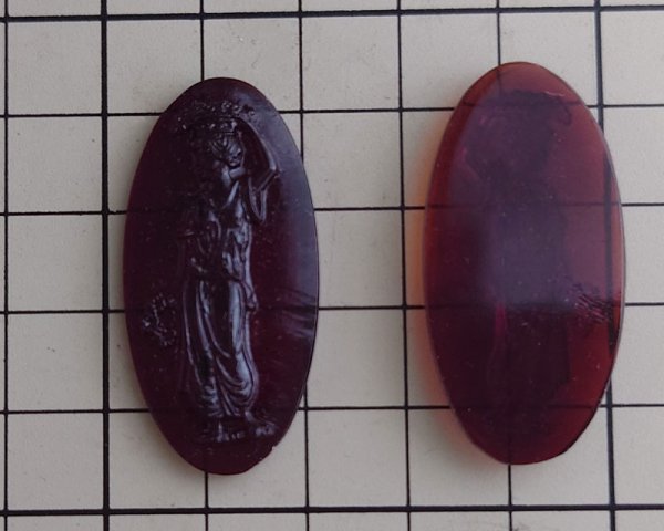 画像2: ns378/ヴィンテージ/ドイツ/ガラスカメオ/花輪を持つ女神/ダークレッドブラウン/約40×20mm(1個） (2)