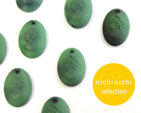 画像1: ns375/ヴィンテージ/ドイツ/ガラスカメオペンダント/グリーンブラック/約18×13mm（1個） (1)
