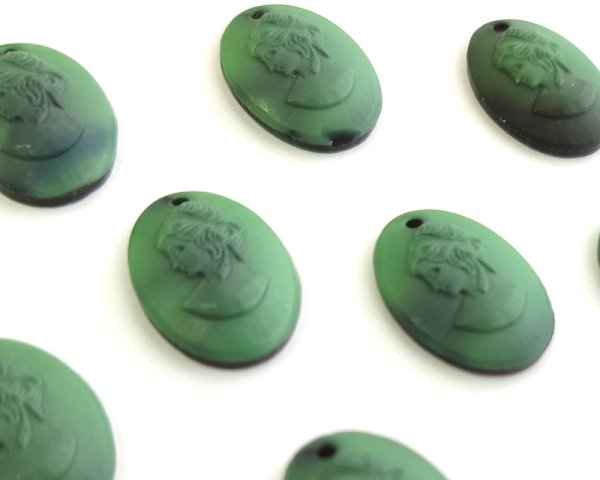画像2: ns375/ヴィンテージ/ドイツ/ガラスカメオペンダント/グリーンブラック/約18×13mm（1個） (2)