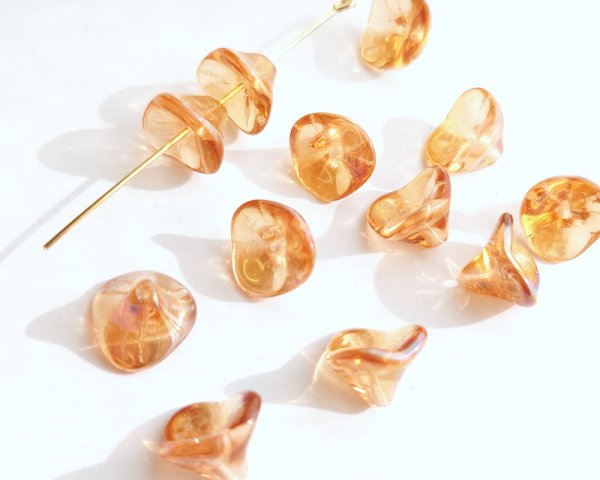 画像1: チェコガラスビーズ/スリーペタルフラワー/ロザリンセルシアン(2個） (1)