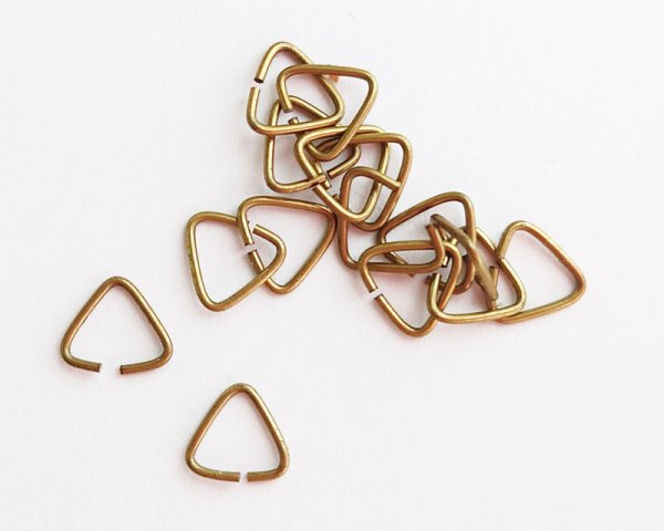 画像1: 三角カン/金古美/8mm（10個） (1)