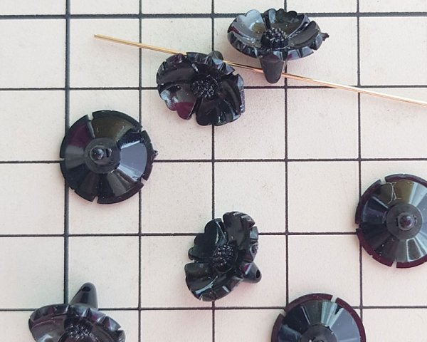 画像2: ヴィンテージ/ドイツ/プラスティック/ブラックフラワードロップ（2個） (2)