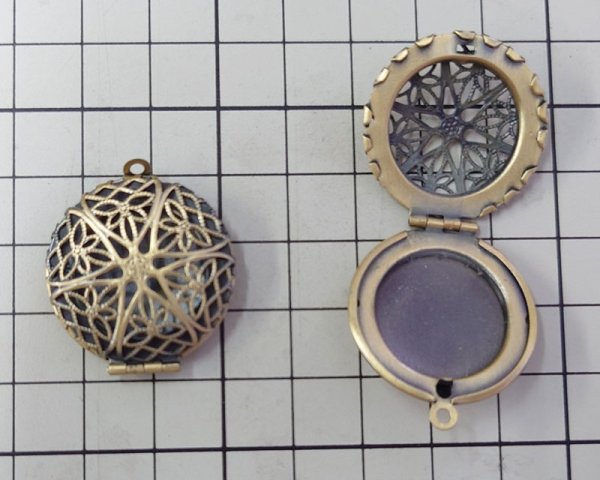 画像2: /メタルパーツ/透かしロケット/金古美（1個) (2)