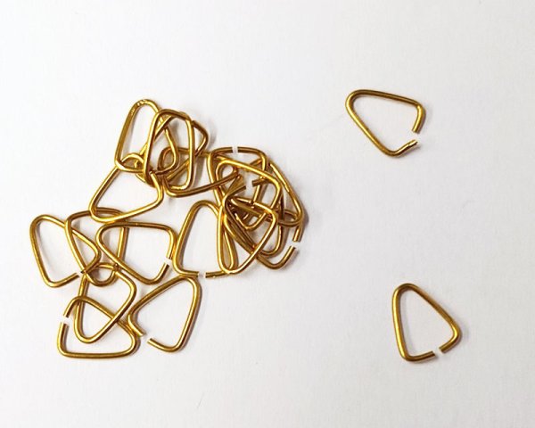 画像1: メッキなし真鍮/三角カン/約6×8.5mm/線径0.7mm(約1g) (1)