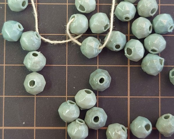 画像2: アンティーク/フランス/スフレガラス/グレイグリーン/約7〜8mm（1個） (2)