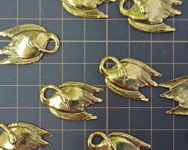 画像3: ブラススタンピング/USA/墨入りゴールド/白鳥(1個) (3)