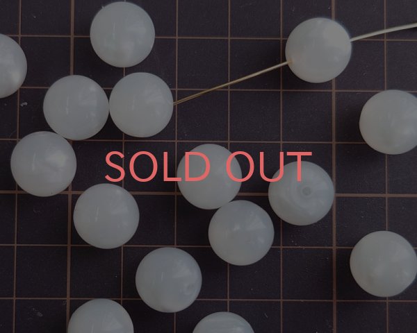 画像2: ヴィンテージ/ヨーロッパ/プラスチック/ムーングロウラウンド/約12mm(2個) (2)