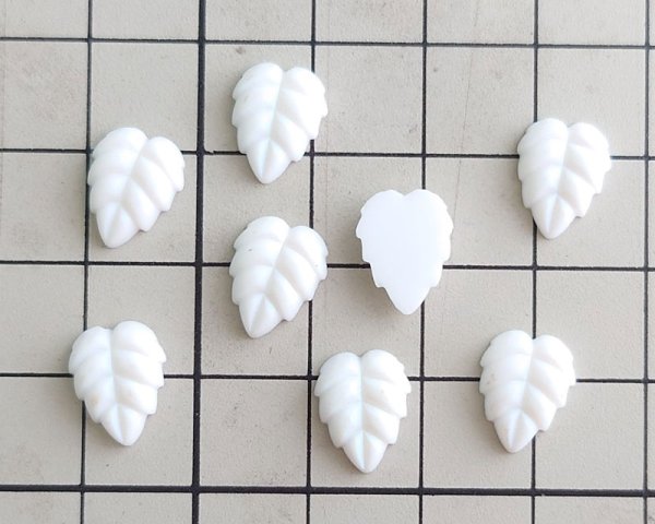 画像2: ns372/ヴィンテージ/ドイツ/ガラスカボション/ミニフロストリーフ/マットホワイト(1個) (2)