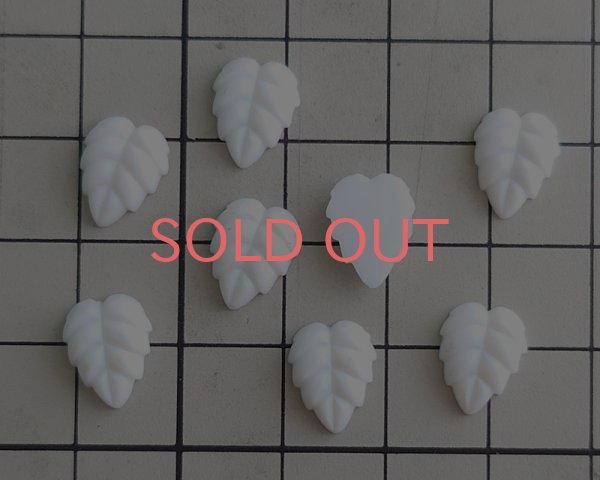 画像2: ns372/ヴィンテージ/ドイツ/ガラスカボション/ミニフロストリーフ/マットホワイト(1個) (2)