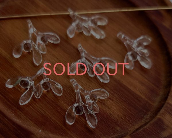 画像1: ヴィンテージ/ドイツ/プラスチック/葉と実/約18mm/クリア(1個) (1)