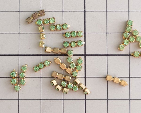 ヴィンテージ/プリセットパーツ/ペリドット（3連4爪）（4個入