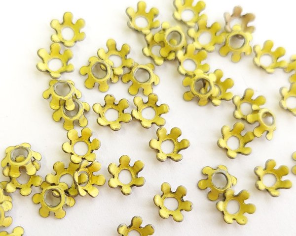 画像1: ヴィンテージ/メタル/フラワーパーツ/イエロー（1個） (1)