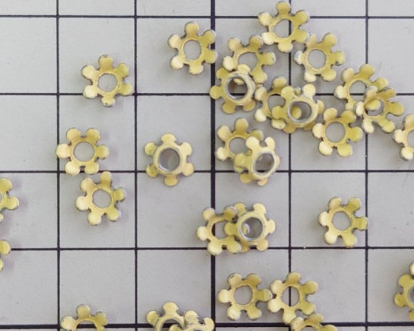 画像2: ヴィンテージ/メタル/フラワーパーツ/イエロー（1個） (2)