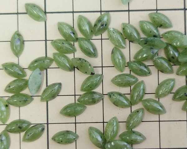 画像2: ヴィンテージ/日本/プラスチック/ジェイド風ナベット/約10×5mm（10個） (2)