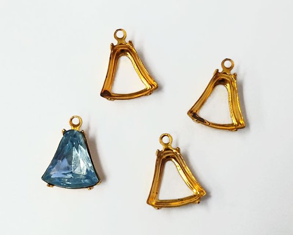 画像2: ヴィンテージ/チェコ/ライトサファイアベル/10mm(1個) (2)