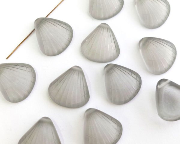 画像1: ヴィンテージ/ドイツ/プラスチック/シェルペンダント/フロストグレー(1個) (1)