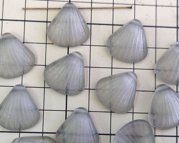 画像2: ヴィンテージ/ドイツ/プラスチック/シェルペンダント/フロストグレー(1個) (2)