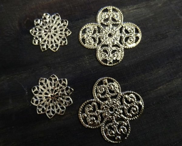 画像3: デッドストック/鉄製透かしパーツ/レースフラワー10弁花/ゴールドメッキ/約20mm(2枚) (3)