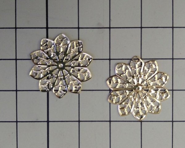 画像2: デッドストック/鉄製透かしパーツ/レースフラワー10弁花/ゴールドメッキ/約20mm(2枚) (2)