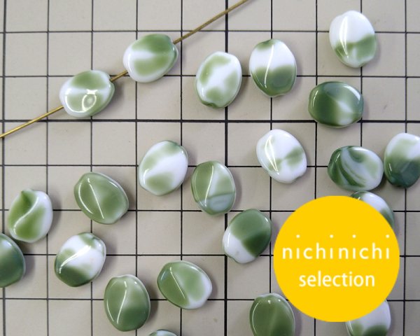 画像2: ns176/ヴィンテージ/ドイツ/ツイストオーバル/グレイッシュグリーン×ホワイト(4個) (2)