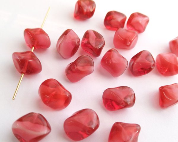 画像2: チェコガラスビーズ/ピンチツイスト/フーシャ×ホワイト(2個） (2)