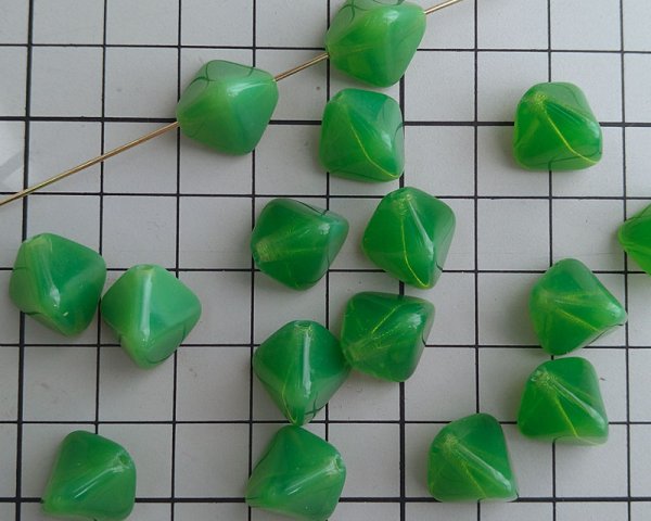 画像2: チェコガラスビーズ/ダブルピラミッド/ミルキーグラスグリーン/約13mm(2個) (2)