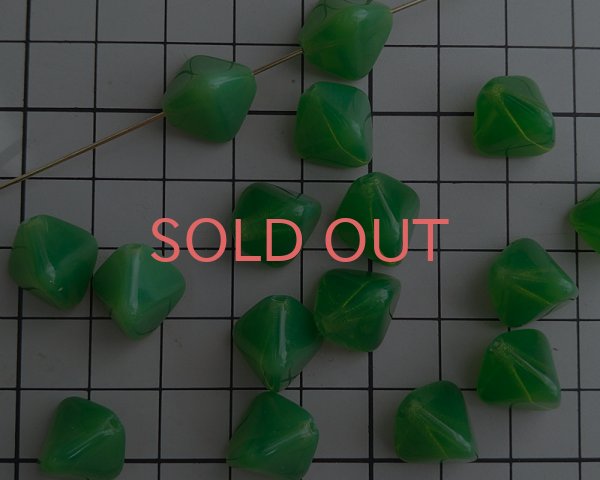 画像2: チェコガラスビーズ/ダブルピラミッド/ミルキーグラスグリーン/約13mm（2個） (2)