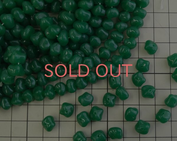 画像2: チェコガラスビーズ/キドニーナゲット/ミルキーグリーン/約8×10mm(10個) (2)