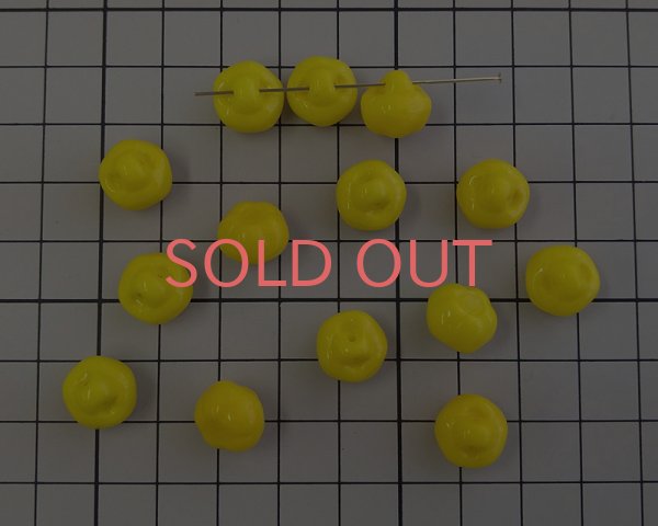 画像2: チェコガラスビーズ/りんご/イエロー(2個) (2)