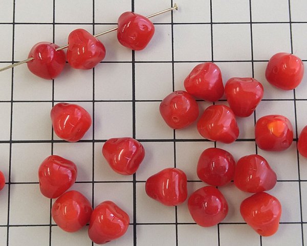 画像2: チェコガラスビーズ/洋ナシ/レッドマーブル(2個) (2)