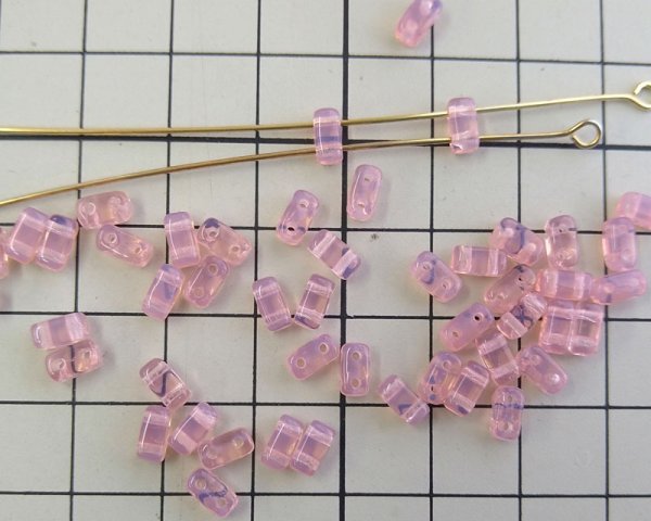 画像2: チェコガラスビーズ/2ホールブロック/ピンクオパール(20個) (2)