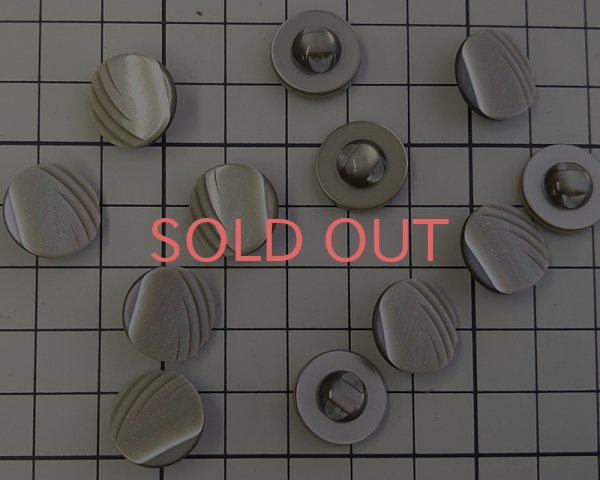 画像2: デッドストック/日本/プラスチックボタン/ベージュラメ(1個) (2)