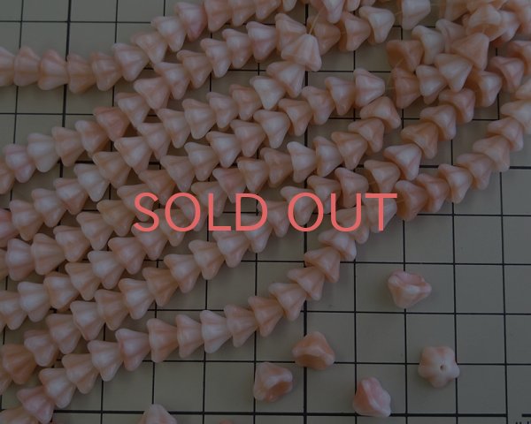 画像2: チェコガラスビーズ/ベルフラワー/ピーチクリーム（10個） (2)