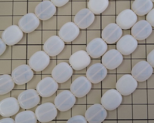 画像2: チェコガラスビーズ/ウィンドウオーバル/ホワイトオパール(2個) (2)