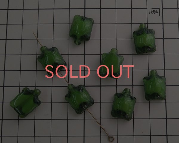 画像2: チェコガラスビーズ/カメ/グリーンホワイトVer.2(2個) (2)