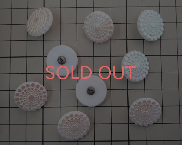 画像3: ヴィンテージ/チェコ/ガラスボタン/ホワイトドットオーロラ/約18mm(1個） (3)