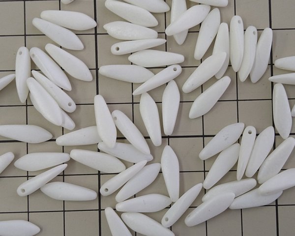 画像3: チェコガラスビーズ/蓄光/ダガー/パウダリーホワイト(4個) (3)