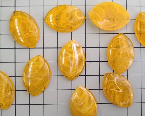 画像2: ヴィンテージ/プラスチック/カボション/ラージナベット/オレンジマーブル約30×20m(1個) (2)