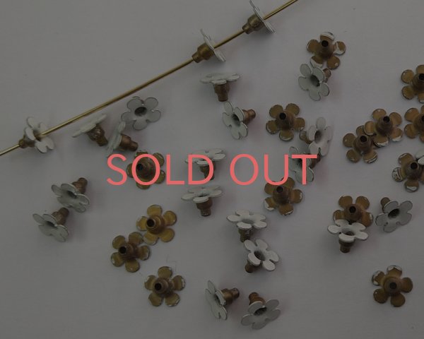 画像1: ヴィンテージ/メタル/ミニフラワーパーツ/ホワイト(2個) (1)