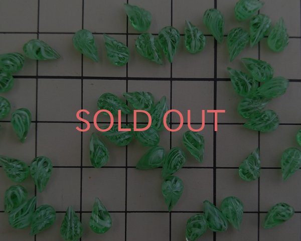 画像2: ヴィンテージ/ドイツ/ガラスストーン/スターバーストドロップ/グリーンホワイト/8×4.8mm(2個) (2)