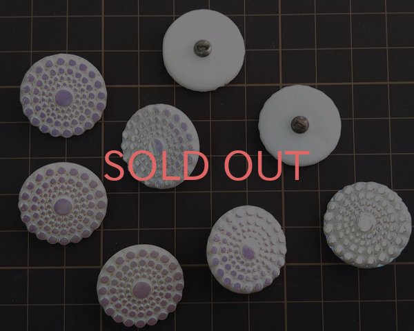 画像2: ヴィンテージ/チェコ/ガラスボタン/ホワイトドットオーロラ/約18mm(1個） (2)