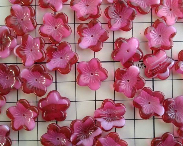 画像2: チェコガラスビーズ/ラージフラワー/フーシャ×ホワイト/約16mm(2個) (2)