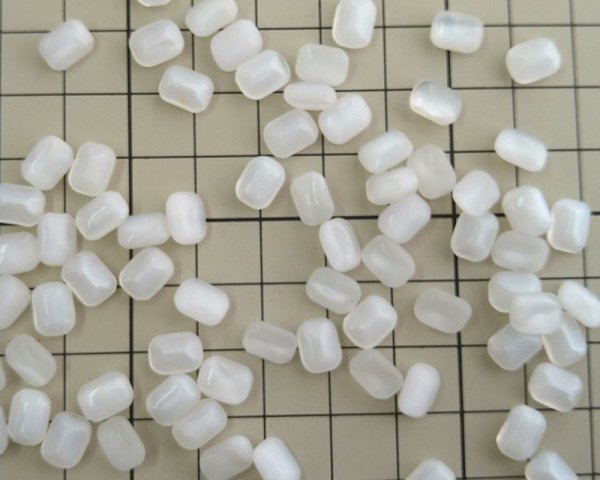 画像2: ヴィンテージ/ドイツ/ガラス/ホワイトムーン/オクタゴン/8×6mm(2個) (2)