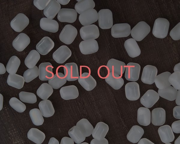 画像1: ヴィンテージ/ドイツ/ガラス/ホワイトムーン/オクタゴン/8×6mm（2個） (1)