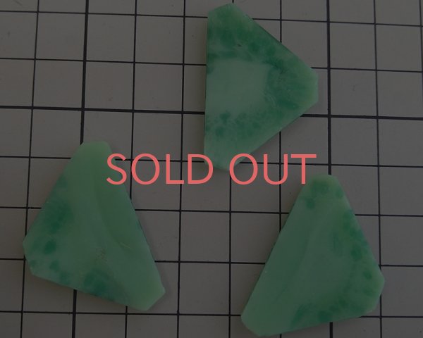 画像2: ヴィンテージ/日本/ガラスカボション/フローラルトライアングル/ジェイド(1個) (2)