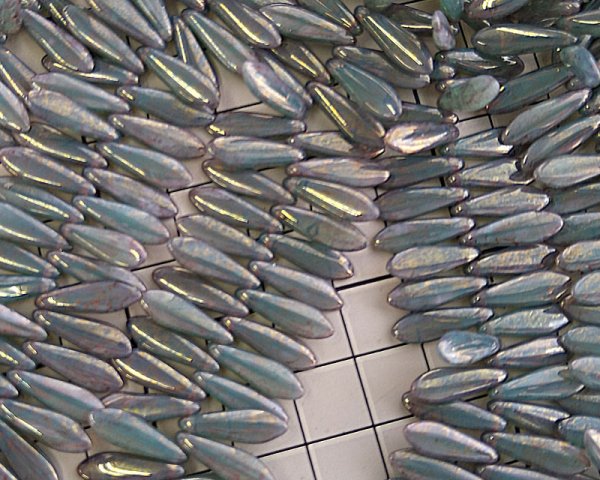 画像2: チェコガラスビーズ/ダガー/ミルキーグリーン×ピンクトパーズラスター/16×5mm(10個) (2)