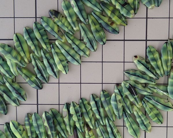画像2: チェコガラスビーズ/ダガー/グリーンブラックゼブラ/16×5mm(10個) (2)